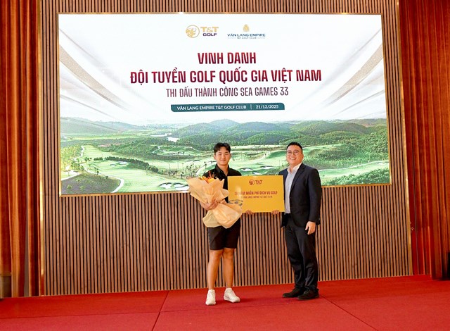 Đại diện T&amp;T Golf trao t&agrave;i trợ cho VĐV Nguyễn Anh Minh &ndash; Huy chương Bạc bộ m&ocirc;n Golf SEA Games 33