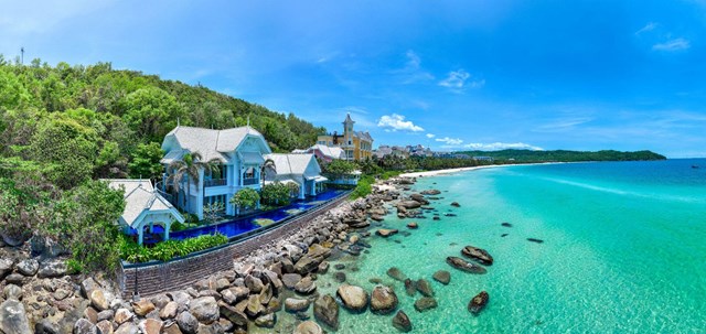 JW Marriott Phu Quoc Emerald Bay nằm b&ecirc;n B&atilde;i Kem với m&agrave;u nước quanh năm xanh m&agrave;u ngọc lục bảo &nbsp;