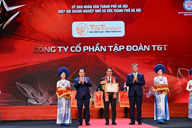 &Ocirc;ng Mai Xu&acirc;n Sơn, Tổng Gi&aacute;m đốc đại diện Tập đo&agrave;n T&amp;T Group nhận Bằng khen của Chủ tịch UBND TP H&agrave; Nội.&nbsp;