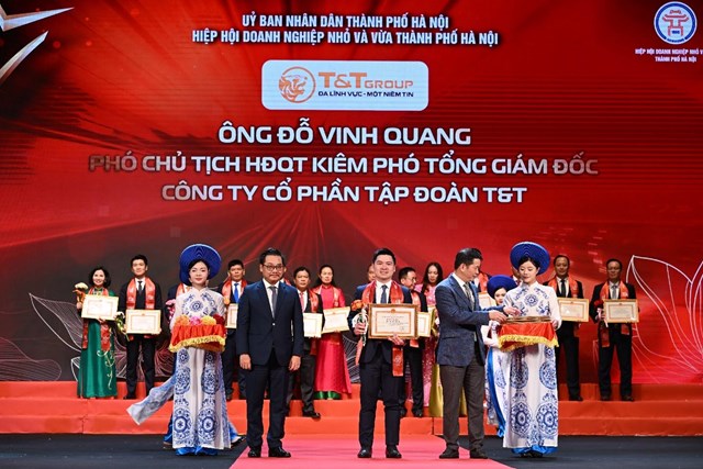 Ph&oacute; Chủ tịch HĐQT T&amp;T Group Đỗ Vinh Quang nhận Bằng khen của Chủ tịch UBND TP H&agrave; Nội. &nbsp;