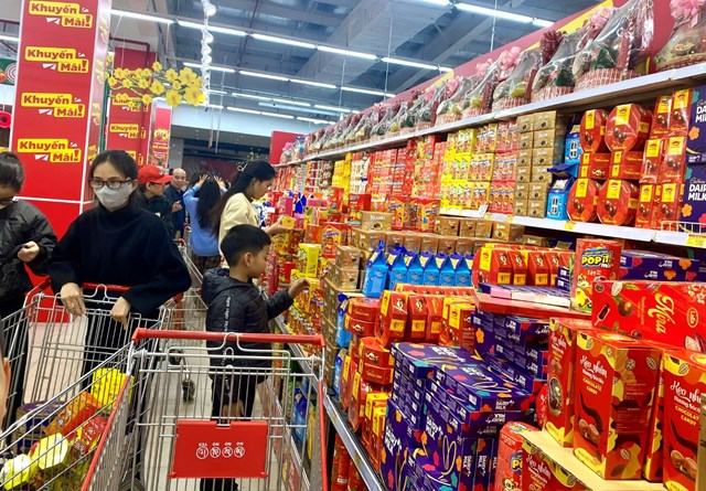 Hàng hóa Tết sẵn sàng vào mùa cao điểm - Ảnh 1
