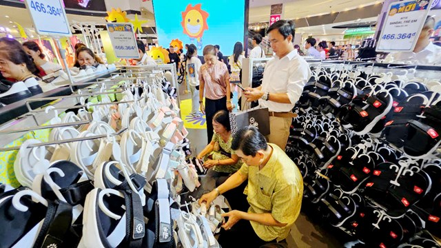 Ngành bán lẻ tăng tốc với các chương trình khuyến mại quy mô lớn - Ảnh 1