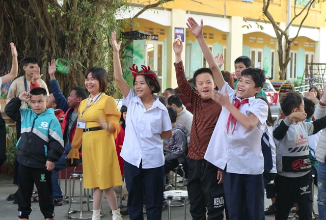 các em hào hứng tham gia trò chơi