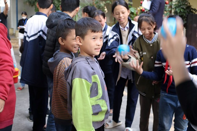 Các em tham gia trò chơi “Chuyền bóng”