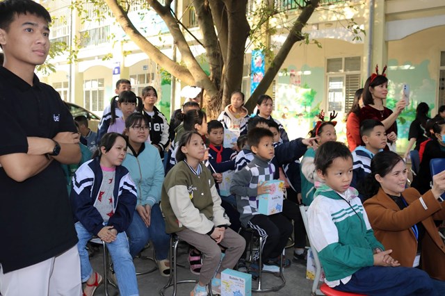 Các em chăm chú theo dõi các màn ảo thuật