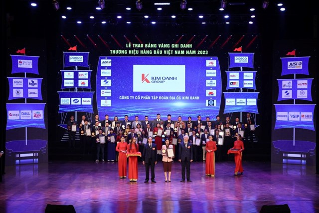 Đại diện Kim Oanh Group nhận kỷ niệm chương tại Lễ Vinh danh Top 10 Thương hiệu h&agrave;ng đầu Việt Nam 2023. &nbsp;