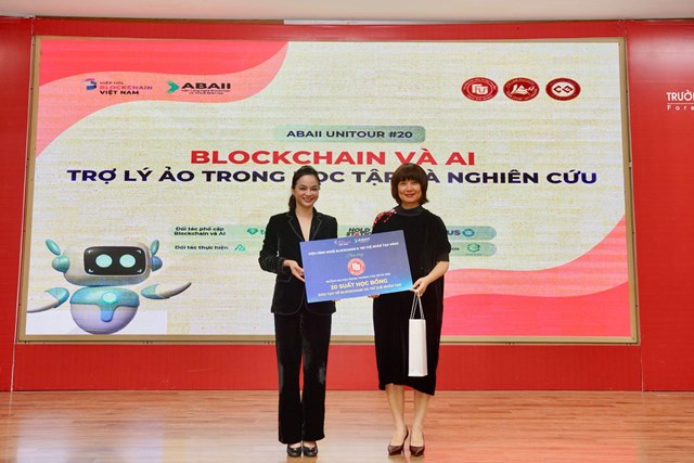 Đại diện Trường Đại học Ngoại Thương nhận 20 suất học bổng MasterTeck từ Viện ABAII. &nbsp;