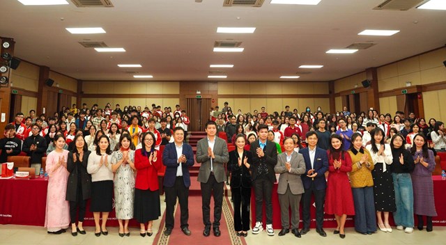 Sự kiện thu h&uacute;t hơn 300 giảng vi&ecirc;n v&agrave; sinh vi&ecirc;n Trường Đại học Ngoại thương tham dự. &nbsp;