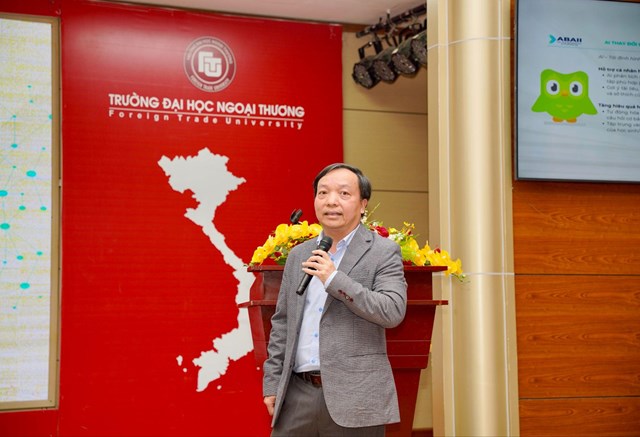 TS. L&ecirc; Linh Lương, Ph&oacute; Viện trưởng Viện ABAII giới thiệu sản phẩm &ldquo;AItracuuluat&rdquo; - Trợ l&yacute; ph&aacute;p luật ảo miễn ph&iacute; cho sinh vi&ecirc;n Đại học Ngoại Thương. &nbsp;