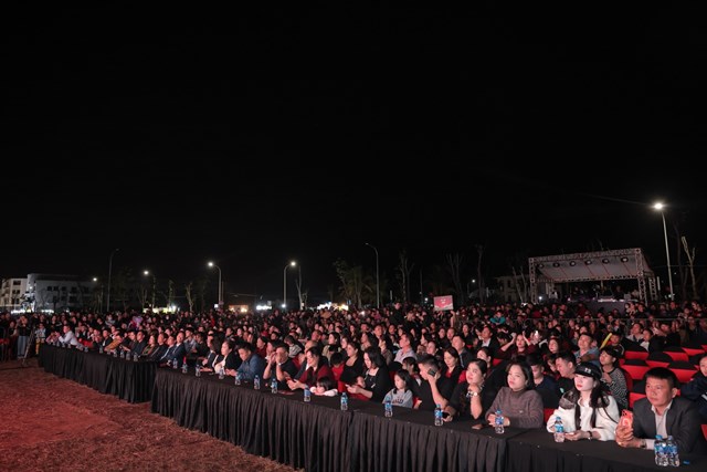 Đại nhạc hội diễn ra từ 19h trở th&agrave;nh sự kiện ch&iacute;nh thu h&uacute;t đ&ocirc;ng đảo người d&acirc;n khu vực tập trung về khu đ&ocirc; thị ROX Living Hồng Lĩnh.