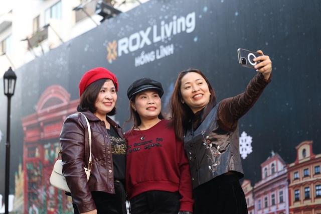 Dễ nhận thấy sự hiện diện của đủ mọi lứa tuổi, từ trẻ nhỏ, thanh ni&ecirc;n đến c&aacute;c gia đ&igrave;nh nhiều thế hệ. Điều n&agrave;y phản &aacute;nh đ&uacute;ng định hướng của ROX Living Hồng Lĩnh khi tổ chức sự kiện mang t&iacute;nh cộng đồng.