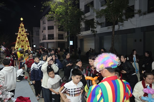 Ngay từ chiều tối 22/12, tuyến phố Ch&acirc;u &Acirc;u tại ROX Living Hồng Lĩnh đ&atilde; rực s&aacute;ng trong kh&ocirc;ng kh&iacute; lễ hội. &Aacute;nh đ&egrave;n Gi&aacute;ng sinh, d&ograve;ng người đổ về tham quan, trải nghiệm cho thấy sức h&uacute;t r&otilde; n&eacute;t của một sự kiện được tổ chức b&agrave;i bản ngay tại trung t&acirc;m đ&ocirc; thị mới. &nbsp;