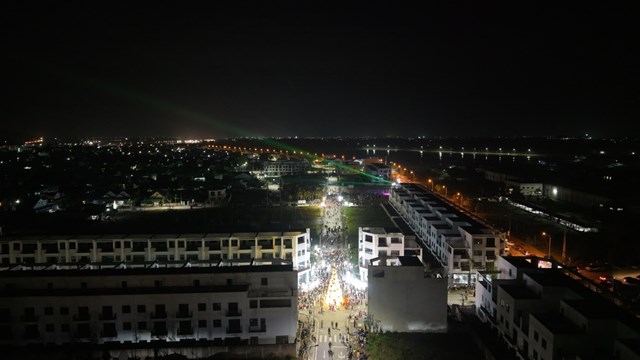 Kh&ocirc;ng chỉ l&agrave; một sự kiện Gi&aacute;ng sinh, Hồng Lĩnh X&rsquo;mas Fest cho thấy c&aacute;ch một khu đ&ocirc; thị mới đang từng bước đảm nhiệm vai tr&ograve; trung t&acirc;m sinh hoạt văn h&oacute;a &ndash; giải tr&iacute;. Theo đại diện ROX Living, c&aacute;c hoạt động cộng đồng như thế n&agrave;y l&agrave; một phần trong chiến lược ph&aacute;t triển bền vững, gắn kết cư d&acirc;n v&agrave; địa phương l&acirc;u d&agrave;i. &nbsp;