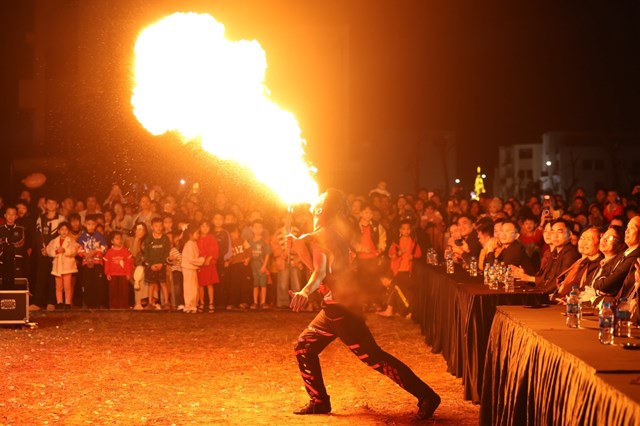 Tiết mục biểu diễn M&uacute;a Lửa chuy&ecirc;n nghiệp đến từ Li&ecirc;n đo&agrave;n Xiếc Việt Nam tr&igrave;nh diễn đặc biệt thu h&uacute;t kh&aacute;n giả bởi những tiết mục độc đ&aacute;o với độ kh&oacute; cao.