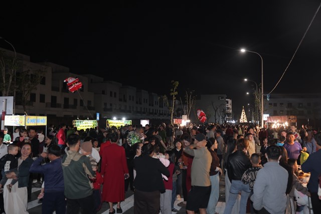 Khu vực trải nghiệm ẩm thực thu h&uacute;t kh&aacute;ch h&agrave;ng, đặc biệt v&agrave;o khung giờ tối. Sự kết hợp giữa lễ hội, ẩm thực, giải tr&iacute; đang cho thấy tiềm năng h&igrave;nh th&agrave;nh c&aacute;c tuyến phố sinh hoạt ban đ&ecirc;m tại đ&ocirc; thị mới.