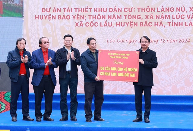 Thủ tướng Phạm Minh Ch&iacute;nh v&agrave; c&aacute;c nh&agrave; t&agrave;i trợ trao tặng 150 ng&ocirc;i nh&agrave; g&oacute;p phần xo&aacute; nh&agrave; tạm, nh&agrave; dột n&aacute;t tr&ecirc;n địa b&agrave;n tỉnh L&agrave;o Cai &nbsp;