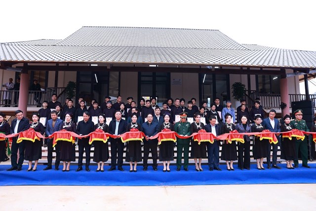 Thủ tướng Phạm Minh Ch&iacute;nh c&ugrave;ng c&aacute;c đại biểu tham gia nghi lễ cắt băng kh&aacute;nh th&agrave;nh c&ocirc;ng tr&igrave;nh &nbsp;