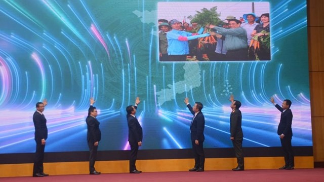 L&atilde;nh đạo Bộ N&ocirc;ng nghiệp v&agrave; M&ocirc;i trường c&ugrave;ng c&aacute;c cơ quan li&ecirc;n quan thực hiện nghi thức ra mắt Hệ thống truy xuất nguồn gốc n&ocirc;ng sản &nbsp;