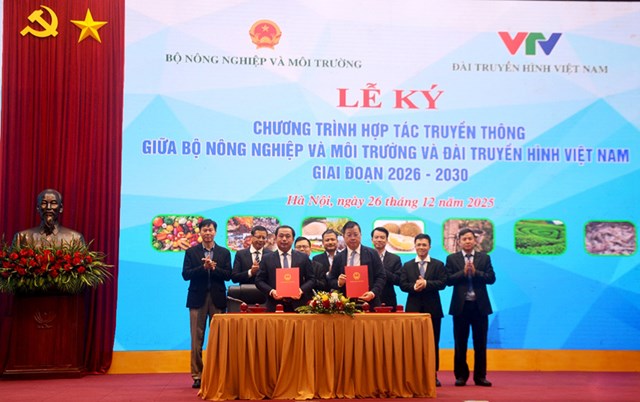 Bộ trưởng Bộ N&ocirc;ng nghiệp v&agrave; M&ocirc;i trường Trần Đức Thắng v&agrave; Tổng gi&aacute;m đốc Đ&agrave;i Truyền h&igrave;nh Việt Nam Nguyễn Thanh L&acirc;m k&yacute; kết hợp t&aacute;c&nbsp; &nbsp;