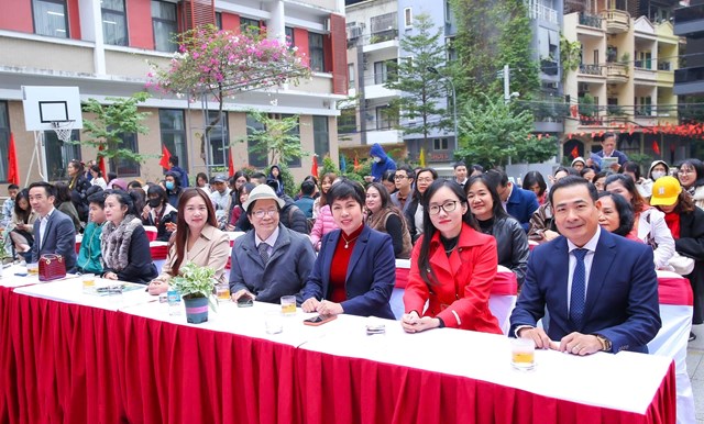 Trưởng Ban Tổ chức cuộc thi, Ban Gi&aacute;m khảo c&ugrave;ng hiệu trưởng, hiệu ph&oacute; v&agrave; c&aacute;c thầy c&ocirc; một số trường tiểu học tr&ecirc;n to&agrave;n quốc