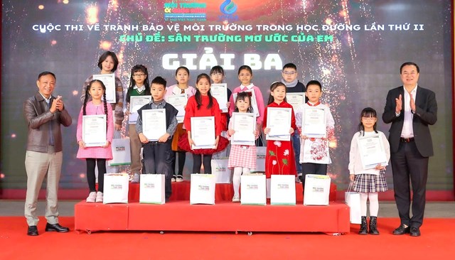 13/15 th&iacute; sinh đạt giải Ba c&oacute; mặt tại Lễ trao giải