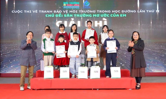 10 th&iacute; sinh đạt giải Nh&igrave; nhận giải v&agrave; qu&agrave; của Ban Tổ chức