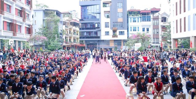 Sự kiện thu h&uacute;t sự quan t&acirc;m của h&agrave;ng trăm học sinh v&agrave; nhiều cơ quan th&ocirc;ng tấn, b&aacute;o ch&iacute;