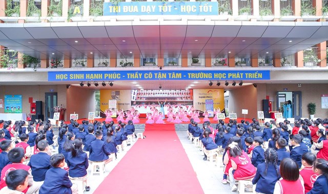 Tiết mục văn nghệ do c&aacute;c em học sinh trường Tiểu học Nguyễn Viết Xu&acirc;n (H&agrave; Nội) thực hiện