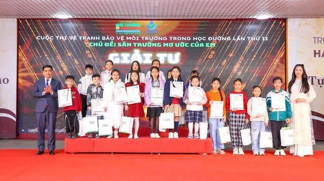 13/15 th&iacute; sinh đạt giải Ba c&oacute; mặt tại Lễ trao giải