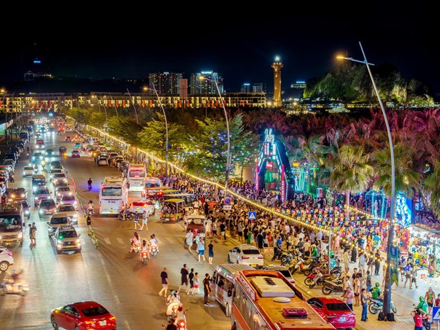 B&atilde;i Ch&aacute;y đang tr&ecirc;n đ&agrave; trở th&agrave;nh trung t&acirc;m kinh tế đ&ecirc;m tại miền Bắc. Ảnh: &Aacute;nh Dương. &nbsp;