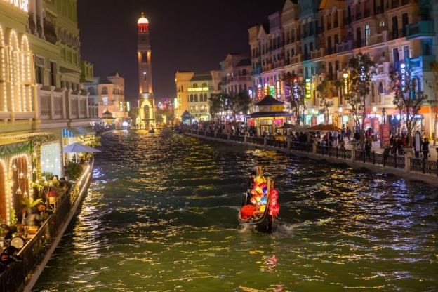 Ngồi thuyền Gondola dọc s&ocirc;ng Venice v&agrave;o buổi tối, khi những d&atilde;y nh&agrave; h&agrave;ng 2 b&ecirc;n s&ocirc;ng s&aacute;ng đ&egrave;n l&agrave; trải nghiệm th&uacute; vị lần đầu ti&ecirc;n xuất hiện tại Thủ đ&ocirc;