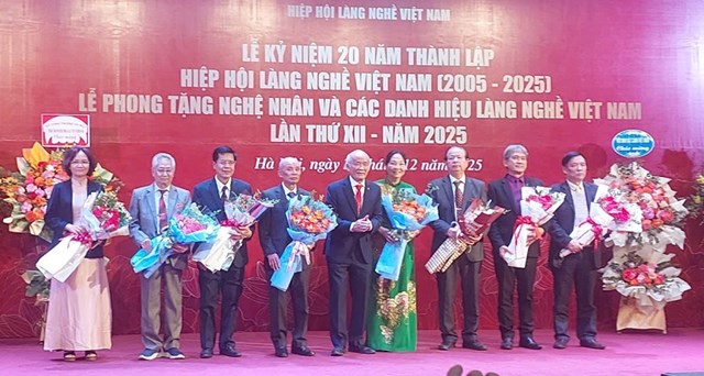 Chủ tịch Hiệp hội L&agrave;ng nghề Việt Nam Trịnh Quốc Đạt tặng hoa ch&uacute;c mừng c&aacute;c đại biểu v&agrave; nghệ nh&acirc;n tại buổi lễ.