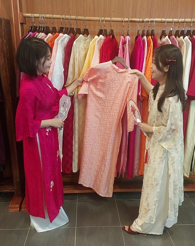 Những c&ocirc; g&aacute;i b&ecirc;n c&aacute;c sản phẩm lụa tinh hoa tại cửa h&agrave;ng Triệu B&igrave;nh SILK.