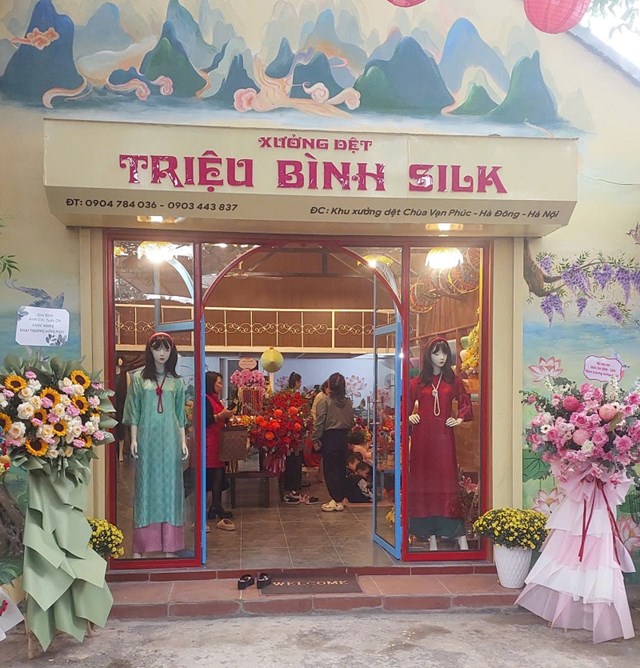 Cửa h&agrave;ng Triệu B&igrave;nh SILK - nơi kết nối truyền thống v&agrave; s&aacute;ng tạo trong nghề dệt lụa.