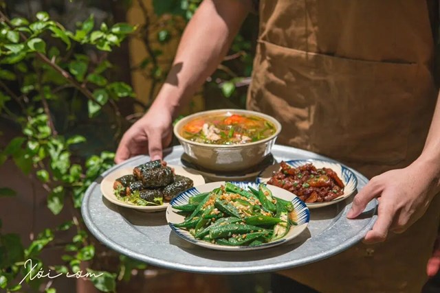 C&aacute;c m&oacute;n cơm xưa như thịt rang ch&aacute;y cạnh, canh chua c&aacute; l&oacute;c,... nhận được sự quan t&acirc;m lớn của giới trẻ. Ảnh: Fanpage Xới cơm &nbsp;