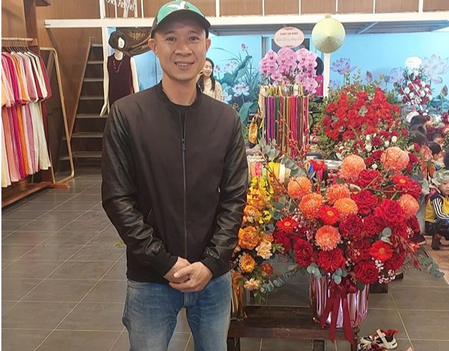 Anh&nbsp;Triệu Văn B&igrave;nh &ndash; thế hệ trẻ tiếp nối v&agrave; l&agrave;m sống lại nghề dệt lụa H&agrave; Đ&ocirc;ng.