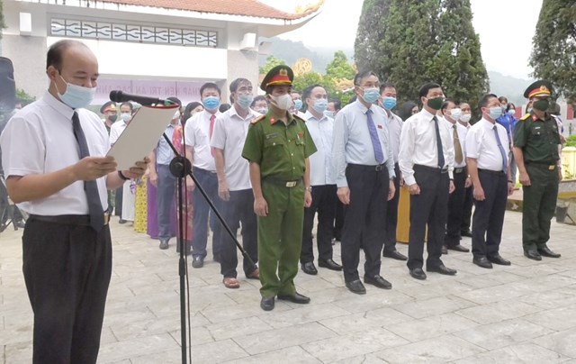 Đo&agrave;n đại biểu b&aacute;o c&ocirc;ng với c&aacute;c Anh h&ugrave;ng Liệt sỹ phường Nam Cường