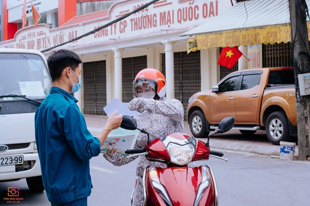 C&ocirc;ng t&aacute;c kiểm so&aacute;t giấy đi đường lu&ocirc;n được thực hiện nghi&ecirc;m ngặt (Ảnh: Th&aacute;i Sơn)