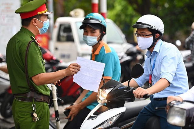 C&ocirc;ng an H&agrave; Nội kiểm tra giấy đi đường của người d&acirc;n