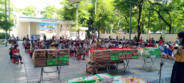 Đại diện c&aacute;c hộ c&oacute; ho&agrave;n cảnh kh&oacute; khăn tr&ecirc;n địa b&agrave;n Phường Vĩnh Ph&uacute;c c&oacute; mặt tại buổi trao tặng