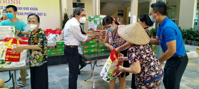 Người d&acirc;n nhận phần qu&agrave; hỗ trợ từ đồng ch&iacute; Ho&agrave;ng Minh Dũng Tiến - B&iacute; thư Quận ủy Ba Đ&igrave;nh