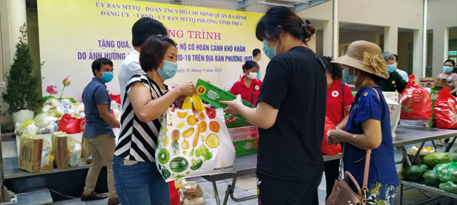 Đồng ch&iacute; Phạm Thị Thu Hường - B&iacute; thư Đảng ủy phường Vĩnh Ph&uacute;c tận t&igrave;nh gửi những phần qu&agrave; tới tay người d&acirc;n c&oacute; ho&agrave;n cảnh kh&oacute; khăn trong khu vực