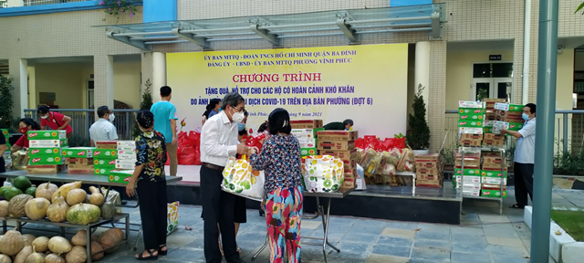 Phường Vĩnh Ph&#250;c (Ba Đ&#236;nh) tặng qu&#224;, hỗ trợ gia đ&#236;nh c&#243; ho&#224;n cảnh kh&#243; khăn do ảnh hưởng của dịch Covid-19 (đợt 6) - Ảnh 2