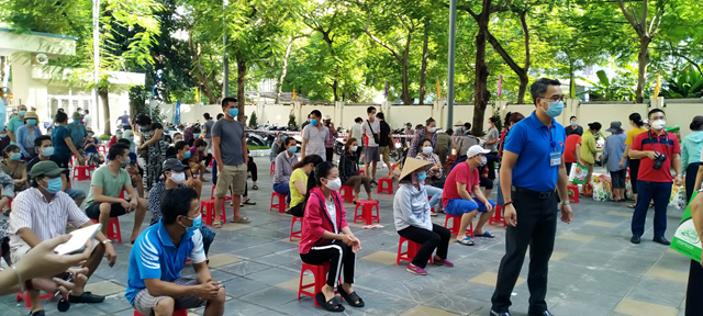 Phường Vĩnh Ph&#250;c (Ba Đ&#236;nh) tặng qu&#224;, hỗ trợ gia đ&#236;nh c&#243; ho&#224;n cảnh kh&#243; khăn do ảnh hưởng của dịch Covid-19 (đợt 6) - Ảnh 3