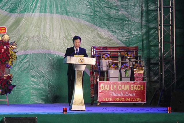 &Ocirc;ng B&ugrave;i Anh Tuấn, Ph&oacute; Chủ tịch UBND huyện, Trưởng Ban Tổ chức ph&aacute;t biểu khai mạc Lễ hội Cam Cao Phong lần thứ 7 v&agrave; Hội chợ thương mại huyện Cao Phong năm 2022.