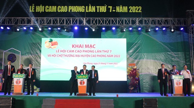 C&aacute;c đại biểu bấm n&uacute;t khai mạc Lễ hội cam Cao Phong lần thứ 7 v&agrave; Hội chợ thương mại&nbsp;huyện Cao Phong năm 2022.
