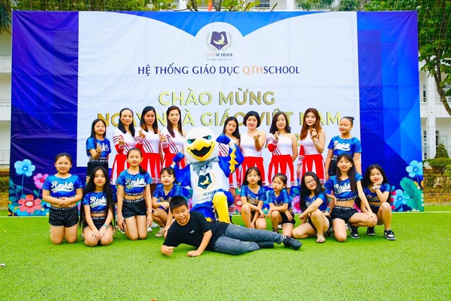 Hoạt động ngoại kh&oacute;a s&ocirc;i nổi của thầy tr&ograve; QTHSchool