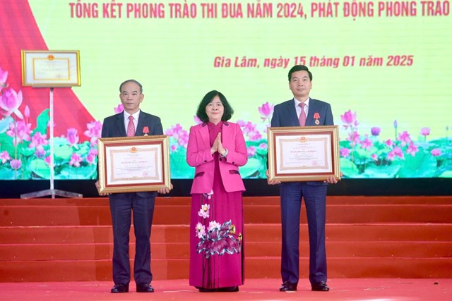 Bí thư Thành ủy Hà Nội Bùi Thị Minh Hoài trao Huân chương Lao động Hạng Nhì cho Phó Bí thư Thường trực Huyện ủy Gia Lâm Nguyễn Tiến Việt và Huân chương Lao động Hạng Ba cho Bí thư Huyện ủy Gia Lâm Nguyễn Việt Hà.