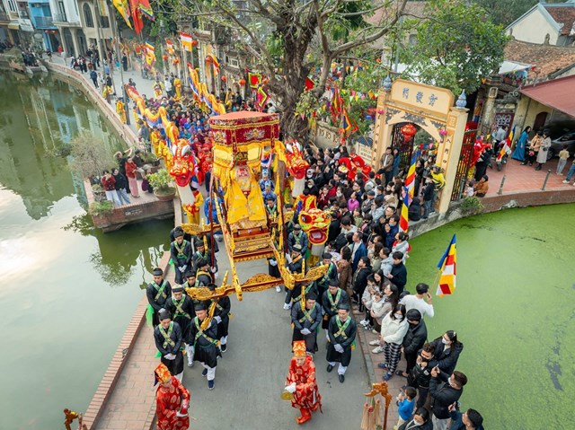 Kiệu vàng mang theo long bào - triều phục của vua Phùng Hưng trở về Đình thờ sắc. Ảnh: Bình Phạm.