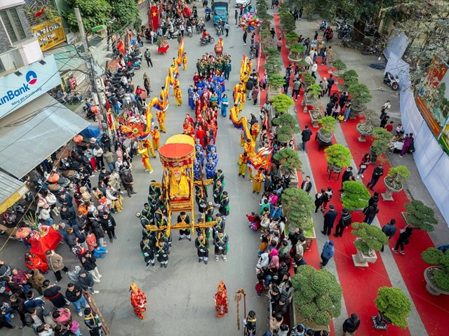 Đội Cụ Cai và Đội Thất Bát đi sau kiệu long bào. Ảnh: Bình Phạm.